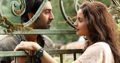 लवस्ट्रेक आलिया भट्ट और रणबीर कपूर एक-दूसरे को निहारते हैं