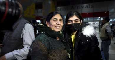 यूक्रेन से एयर इंडिया की फ्लाइट से पहुंचे भारतीय, India News